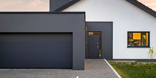 Sekcijska garažna vrata - estetika in varnost doma