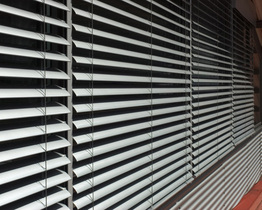 External Venetian blinds Z90 in a facade cassette